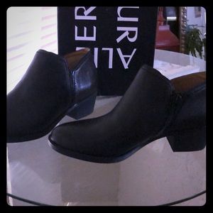 Ladies Naturalizer Booties